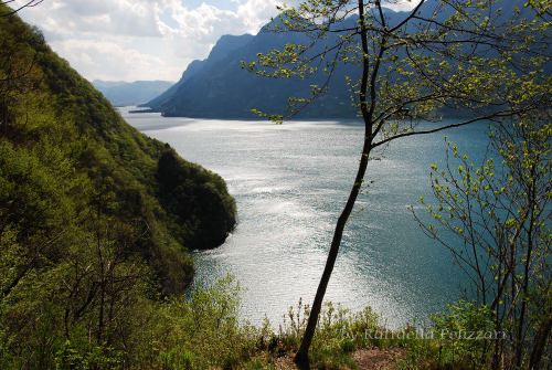 Il lago dal sentiero dei contrabbandieri